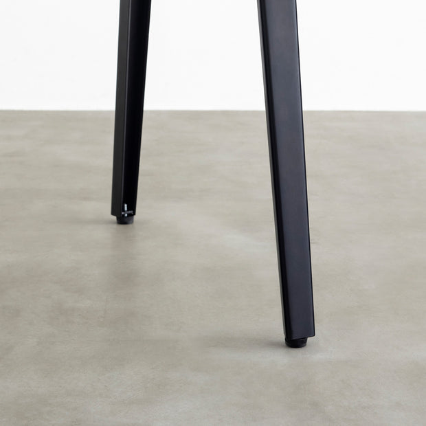 Kanademonoのラバーウッドブラックブラウン天板とブラックのスリムライン鉄脚で製作した、猫穴付きのテーブル（脚）