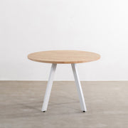 かなでもののラバーウッドの天板AshGrayとホワイトの4pinアイアン脚を組み合わせたすっきりとしたデザインの直径100cmのカフェテーブル（正面）