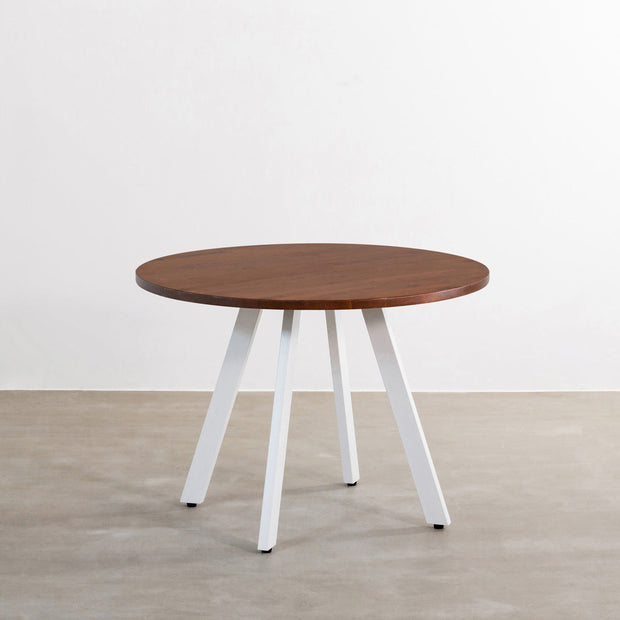 かなでもののラバーウッドの天板Brownとホワイトの4pinアイアン脚を組み合わせたすっきりとしたデザインの直径100cmのカフェテーブル