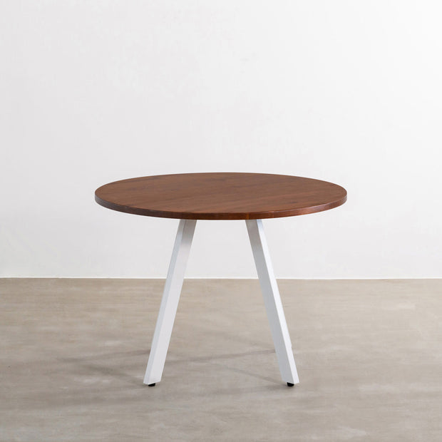 かなでもののラバーウッドの天板Brownとホワイトの4pinアイアン脚を組み合わせたすっきりとしたデザインの直径100cmのカフェテーブル（正面）