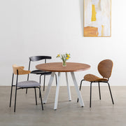 かなでもののラバーウッドの天板Brownとホワイトの4pinアイアン脚を組み合わせたすっきりとしたデザインの直径100cmのカフェテーブル（使用例2）