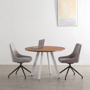 かなでもののラバーウッドの天板Brownとホワイトの4pinアイアン脚を組み合わせたすっきりとしたデザインの直径100cmのカフェテーブル（使用例）