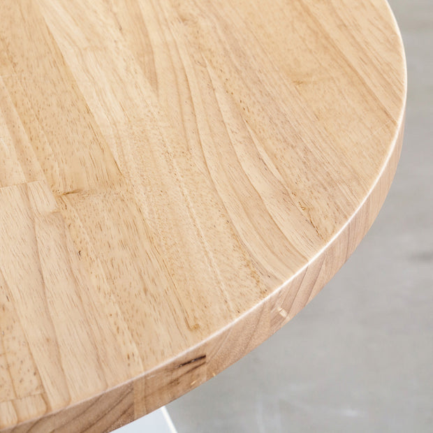 かなでもののラバーウッドの天板AshGrayとホワイトの4pinアイアン脚を組み合わせたすっきりとしたデザインの直径65cmのカフェテーブル（天板2）
