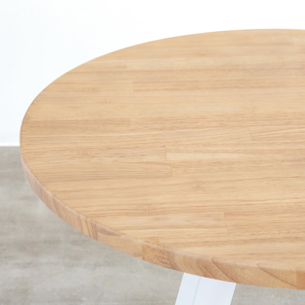 かなでもののラバーウッドの天板AshGrayとホワイトの4pinアイアン脚を組み合わせたすっきりとしたデザインの直径65cmのカフェテーブル（天板）