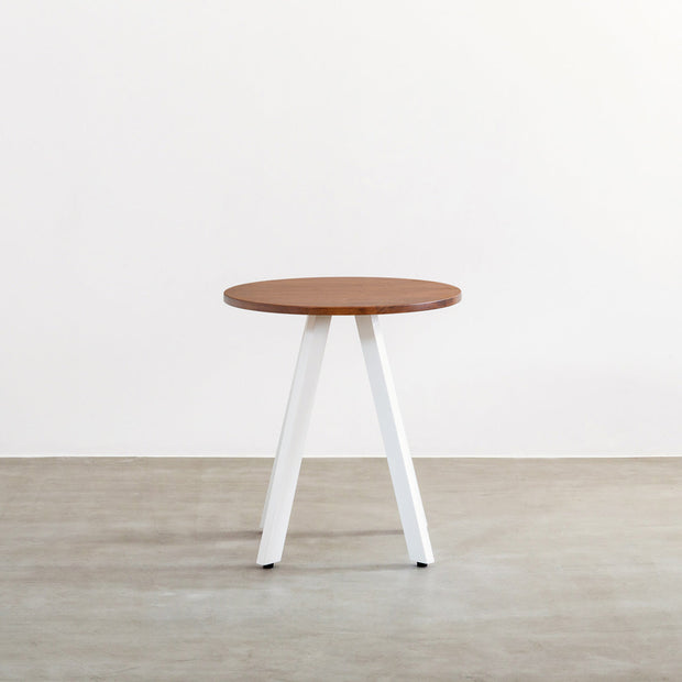かなでもののラバーウッドの天板Brownとホワイトの4pinアイアン脚を組み合わせたすっきりとしたデザインの直径65cmのカフェテーブル（正面）