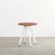 かなでもののラバーウッドの天板Brownとホワイトの4pinアイアン脚を組み合わせたすっきりとしたデザインの直径65cmのカフェテーブル