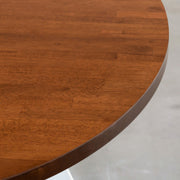 かなでもののラバーウッドの天板Brownとホワイトの4pinアイアン脚を組み合わせたすっきりとしたデザインの直径65cmのカフェテーブル（天板2）