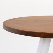 かなでもののラバーウッドの天板Brownとホワイトの4pinアイアン脚を組み合わせたすっきりとしたデザインの直径65cmのカフェテーブル（天板と脚）