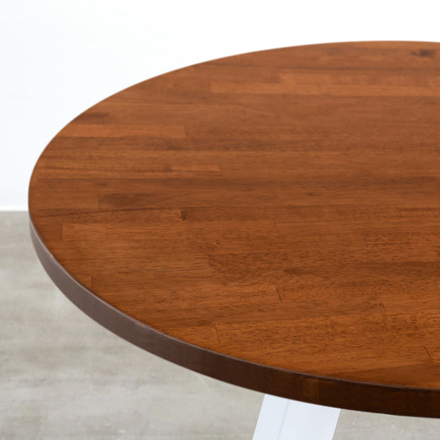 かなでもののラバーウッドの天板Brownとホワイトの4pinアイアン脚を組み合わせたすっきりとしたデザインの直径65cmのカフェテーブル（天板）