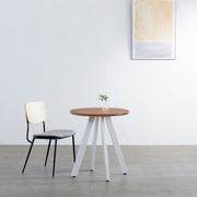かなでもののラバーウッドの天板Brownとホワイトの4pinアイアン脚を組み合わせたすっきりとしたデザインの直径65cmのカフェテーブル（使用例）