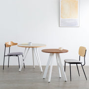 かなでもののラバーウッドの天板Brownとホワイトの4pinアイアン脚を組み合わせたすっきりとしたデザインの直径65cmのカフェテーブル（使用例2）