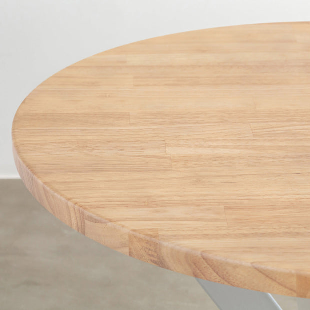 かなでもののラバーウッドAshGray天板とX型ホワイト脚を組み合わせたラウンド型のカフェテーブル（天板）