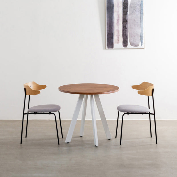 かなでもののラバーウッドの天板Brownとホワイトの4pinアイアン脚を組み合わせたすっきりとしたデザインの直径80cmのカフェテーブル（使用例）