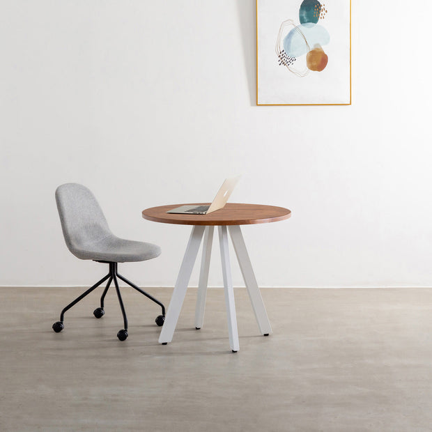 かなでもののラバーウッドの天板Brownとホワイトの4pinアイアン脚を組み合わせたすっきりとしたデザインの直径80cmのカフェテーブル（使用例2）