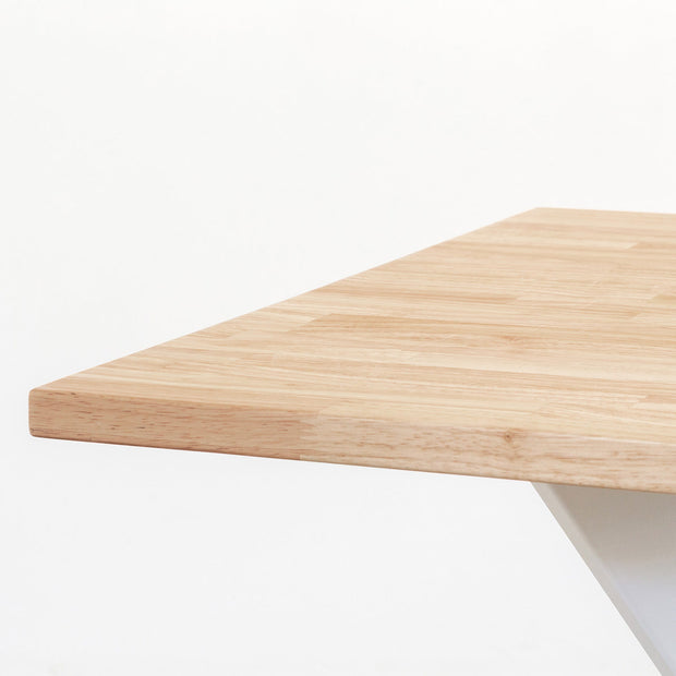 かなでもののラバーウッドAshGrayのスクエア天板とデザイン性の高いXラインのホワイト脚を組み合わせたカフェテーブル（天板2）
