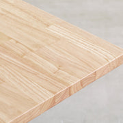 かなでもののラバーウッド材のスクエア天板AshGrayとホワイトの4pinアイアン脚を組み合わせたすっきりとしたデザインのカフェテーブル（天板寄り）