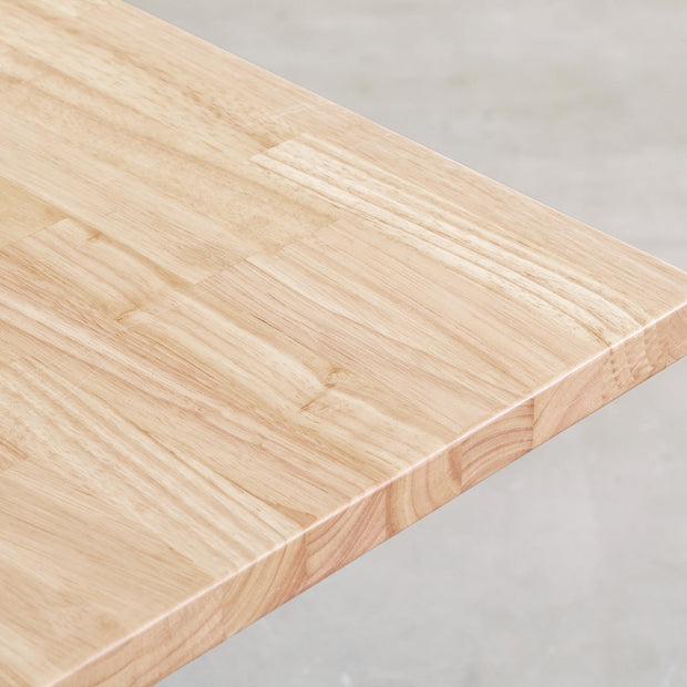 かなでもののラバーウッド材のスクエア天板AshGrayとホワイトの4pinアイアン脚を組み合わせたすっきりとしたデザインのカフェテーブル（天板寄り）