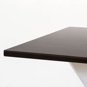 かなでもののラバーウッドBlackBrownのスクエア天板とデザイン性の高いXラインのホワイト脚を組み合わせたカフェテーブル（天板2）