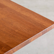 かなでもののラバーウッド材のスクエア天板Brownとホワイトの4pinアイアン脚を組み合わせたすっきりとしたデザインのカフェテーブル（天板寄り）