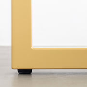 KANADEMONOのホワイトオーク無垢材の天板とマリーゴールドのカラースクエア脚を組み合わせたテーブル（アジャスター部分）