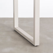 KANADEMONOのホワイトオーク無垢材の天板とサンドベージュのカラースクエア脚を組み合わせたテーブル（脚）