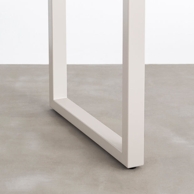 KANADEMONOのホワイトアッシュ無垢材の天板とサンドベージュのカラースクエア脚を組み合わせたテーブル（脚）