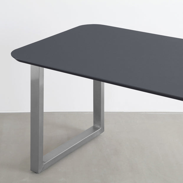 KanademonoのFENIX 天板ダークグレーにステンレス脚を組み合わせた、優れた性能と美しさを併せもつ新しいテーブル（天板と脚）