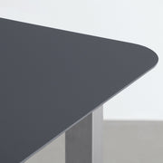 KanademonoのFENIX 天板ダークグレーにステンレス脚を組み合わせた、優れた性能と美しさを併せもつ新しいテーブル（天板）