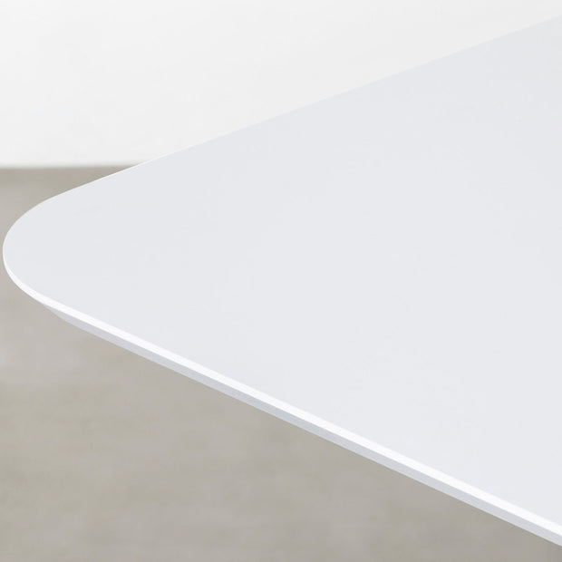 KANADEMONOのFENIX ライトグレー天板を使用したテーブル（天板角）