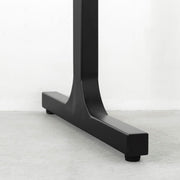 Kanademonoのラバーウッドアッシュ天板とブラックのIライン鉄脚で製作した、猫穴付きのテーブル（脚）