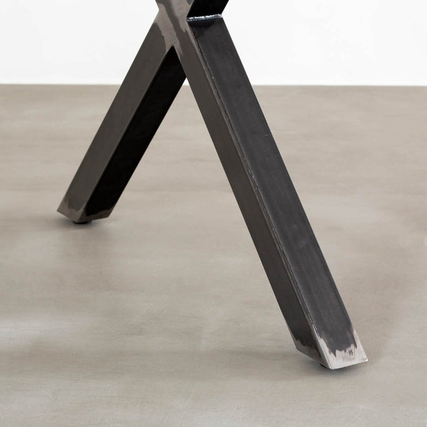 KANADEMONOの配線孔BROCK&TRAY付きのラバーウッド材ブラックブラウン天板とマットクリア塗装仕上げのブラックのＸライン鉄脚を組み合わせたテーブル（脚）