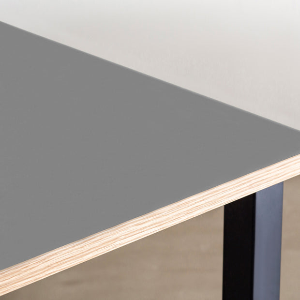 KANADEMONOのリノリウムAshオーク天板とマットブラックのスクエアバー鉄脚を組み合わせたシンプルモダンな大型テーブル（天板）