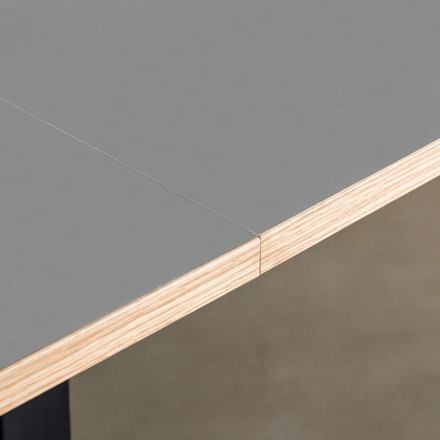 KANADEMONOのリノリウムAshオーク天板とマットブラックのTライン鉄脚を組み合わせたシンプルモダンな大型テーブル（連結部分）