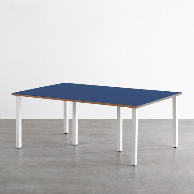 KANADEMONOのリノリウムMidnight blue天板とマットホワイトのスクエアバー鉄脚を組み合わせたシンプルモダンな大型テーブル（木口ウォルナット）