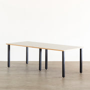 KANADEMONOのリノリウムMushroomオーク天板とマットブラックのスクエアバー鉄脚を組み合わせたシンプルモダンな大型テーブル