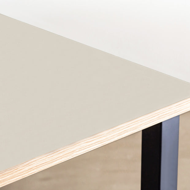 KANADEMONOのリノリウムMushroomオーク天板とマットブラックのスクエアバー5本鉄脚を組み合わせたシンプルモダンな大型テーブル（天板）