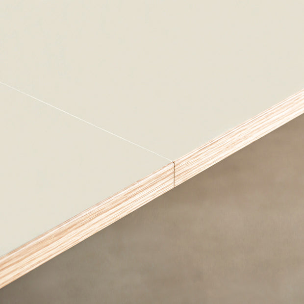 KANADEMONOのリノリウムMushroom天板とマットホワイトのスクエアバー鉄脚を組み合わせたシンプルモダンな大型テーブル（連結部分）
