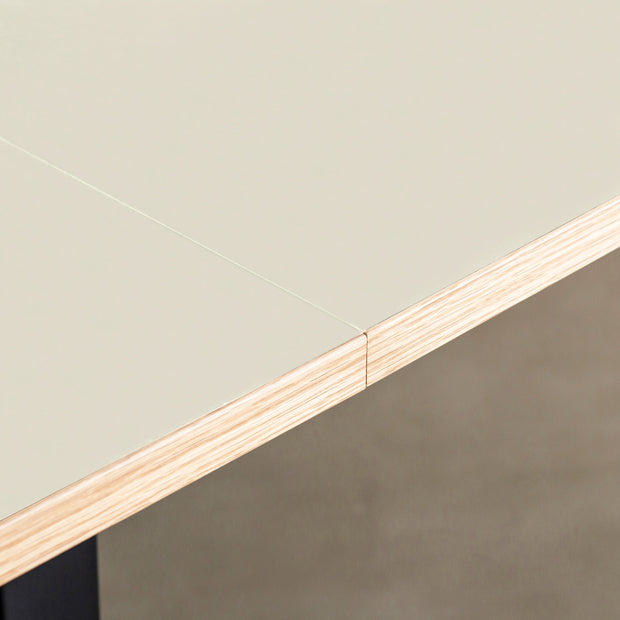KANADEMONOのリノリウムMushroomオーク天板とマットブラックのTライン鉄脚を組み合わせたシンプルモダンな大型テーブル（連結部分）