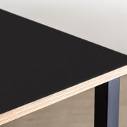 KANADEMONOのリノリウムNeroオーク天板とマットブラックのスクエアバー5本鉄脚を組み合わせたシンプルモダンな大型テーブル（天板）