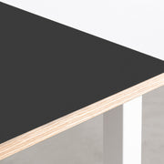 KANADEMONOのリノリウムNero天板とマットホワイトのスクエアバー鉄脚を組み合わせたシンプルモダンな大型テーブル（天板）