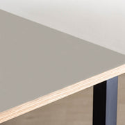 KANADEMONOのリノリウムPebbleオーク天板とマットブラックのスクエアバー鉄脚を組み合わせたシンプルモダンな大型テーブル（天板）