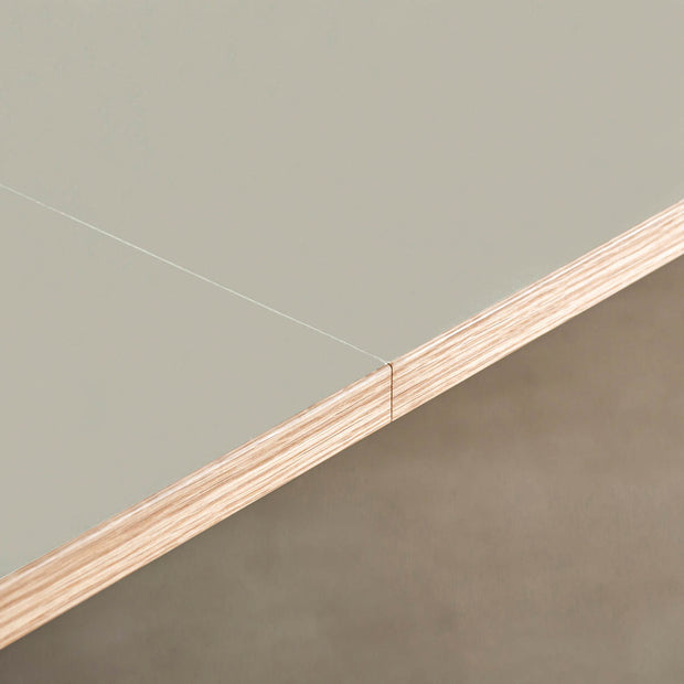 KANADEMONOのリノリウムPebble天板とマットホワイトのスクエアバー鉄脚を組み合わせたシンプルモダンな大型テーブル（連結部分）