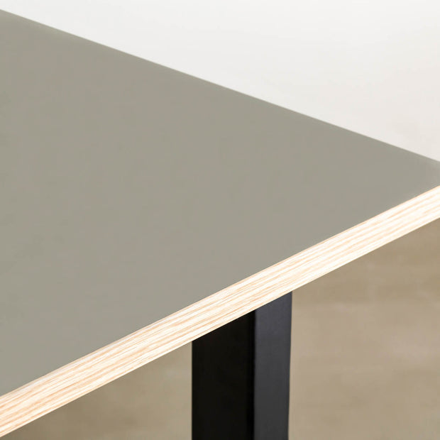 KANADEMONOのリノリウムPebbleオーク天板とマットブラックのTライン鉄脚を組み合わせたシンプルモダンな大型テーブル（天板）