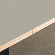 KANADEMONOのリノリウムPebbleオーク天板とマットブラックのTライン鉄脚を組み合わせたシンプルモダンな大型テーブル（連結部分）