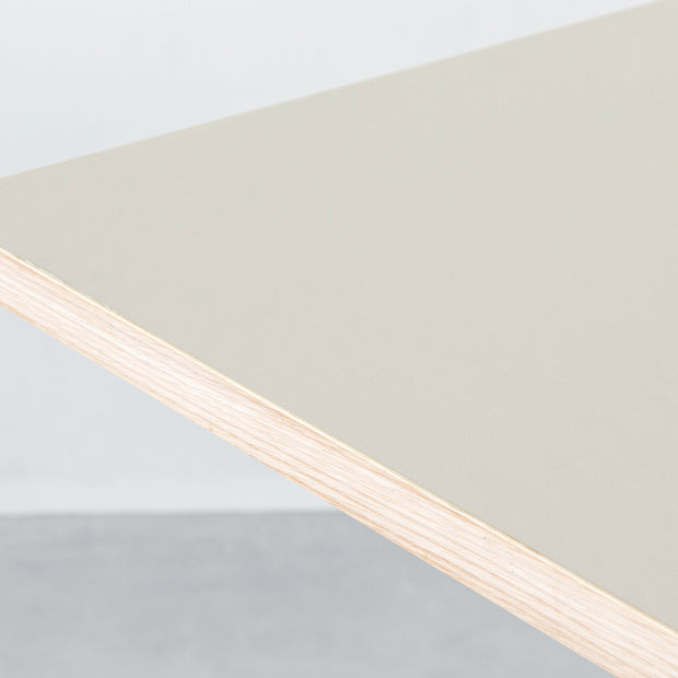 KANADEMONOのリノリウム天板を使用したテーブル（天板角）