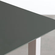 KanademonoのFENIXオリーブ天板にSandBeigeカラーのスクエアスチール脚を組み合わせたテーブル（天板角）