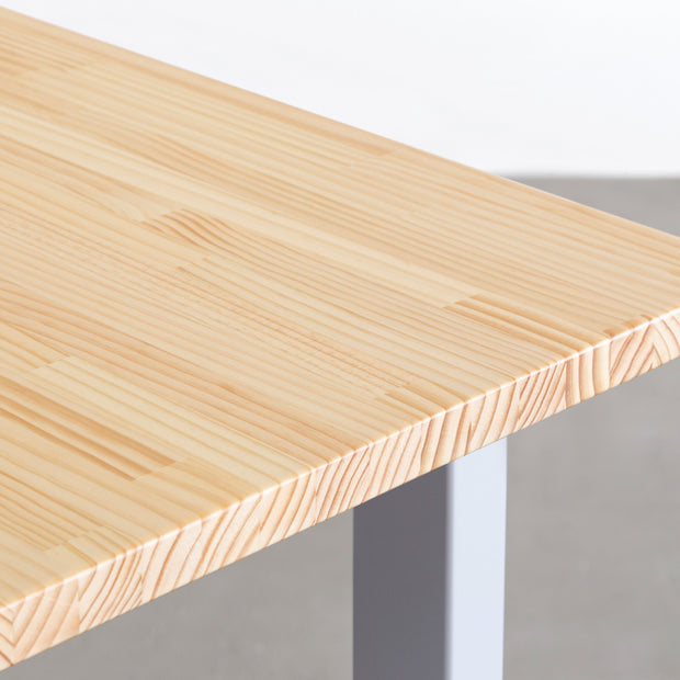 KANADEMONOのパイン材の天板とクラウドのカラースクエア脚を組み合わせたテーブル（天板角）