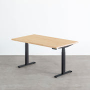 ナチュラルな風合いのパイン天板と、ブラックの電動昇降脚を組み合わせた、デザイン性も機能性もスマートなテーブル