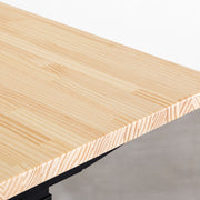 ナチュラルな風合いのパイン天板と、ブラックの電動昇降脚を組み合わせた、デザイン性も機能性もスマートなテーブル（天板）