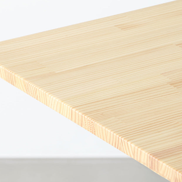 KANADEMONOのパイン材の天板を使用したテーブル（天板角）
